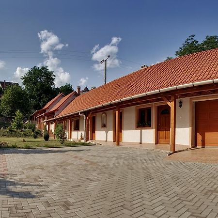 Отель Nyitott Kapu Vendeghaz Фельшётаркань Экстерьер фото