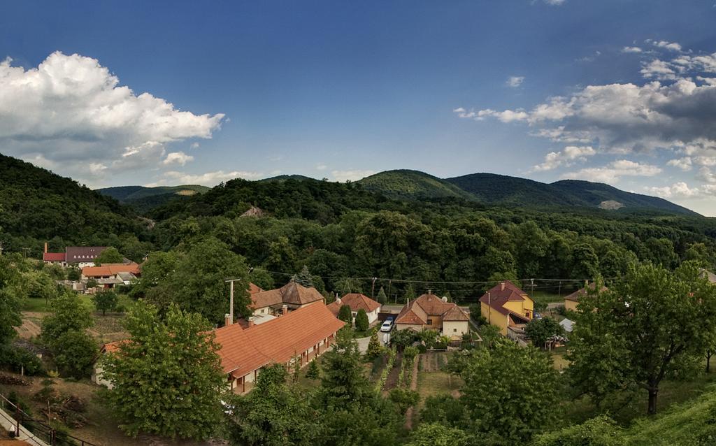 Отель Nyitott Kapu Vendeghaz Фельшётаркань Экстерьер фото